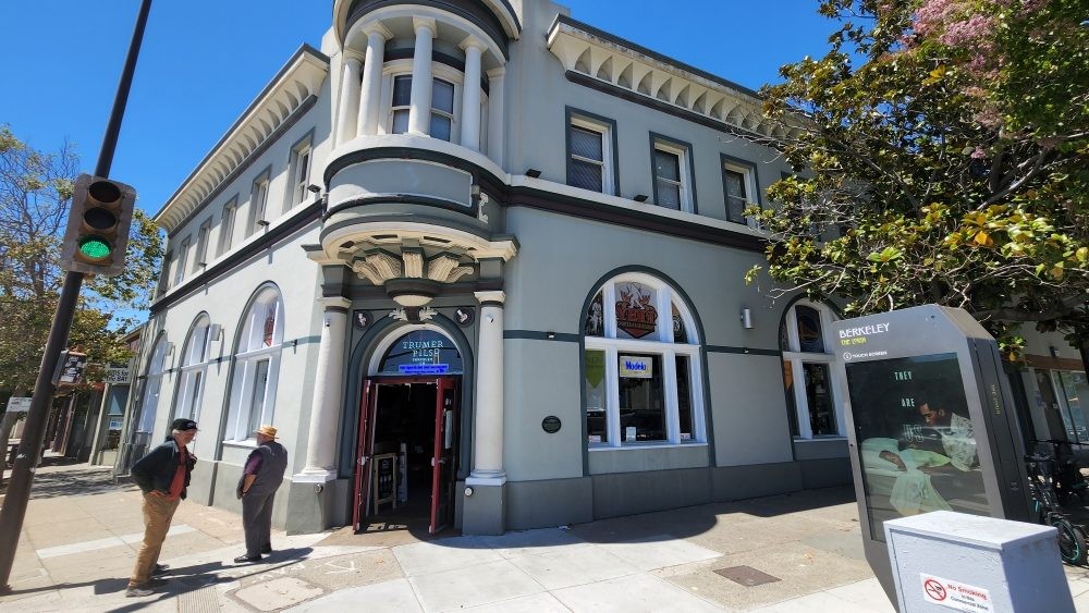  Yeti Sports Bar and Restaurant